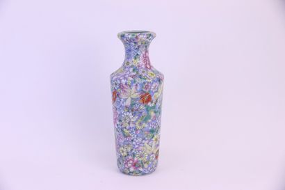 null CHINE, XXe siècle. Vase en porcelaine à décor floral, signature sous la base....