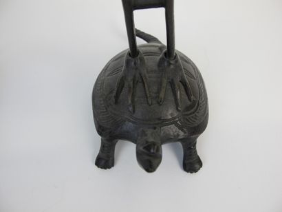 null Paire de flambeaux en bronze patiné figurant une grue sur une tortue. Chine,...
