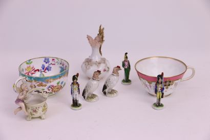 null Lot de porcelaines miniatures: deux tasses dans le goût de Mintons, vases, soldats,...
