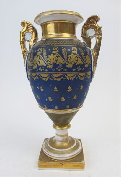 null Vase balustre sur piédouche en porcelaine à deux anses à motifs de palmettes...