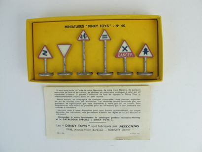 null Dinky Toys France lot de 2 miniatures au 1/43e Dont : Boîte de panneaux de signalisation...