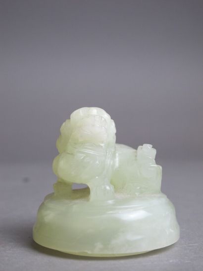 null Brûle parfum en jade néphrite surmonté d'un chien de Fo, les prises en forme...