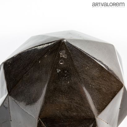  PASQUER Nadia (née en 1940) 
Sculpture facettée en pointes de diamant en grès à...