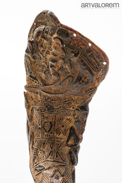  Coupe libatoire BAMILEKE (Cameroun) sculptée dans une corne de buffle en bas-reliefs...