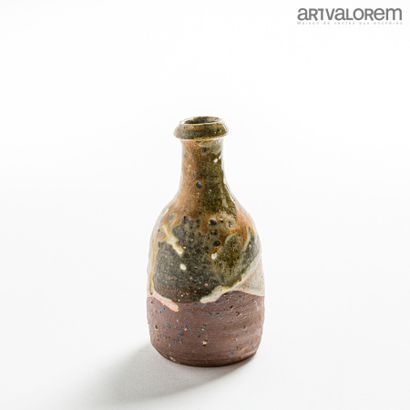  SCALBERT Dauphine (née en 1955) 
Vase bouteille en grès à décor émaillé et engobé...
