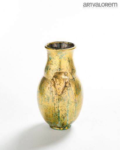 null JEAN MAYODON (1893-1967) 

Vase balustre et têtes de bélier en cabochon en céramique...