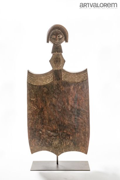 null TCHOKWE (Angola). Petite table à décor phallique et sculpté d'une tête. Objet...