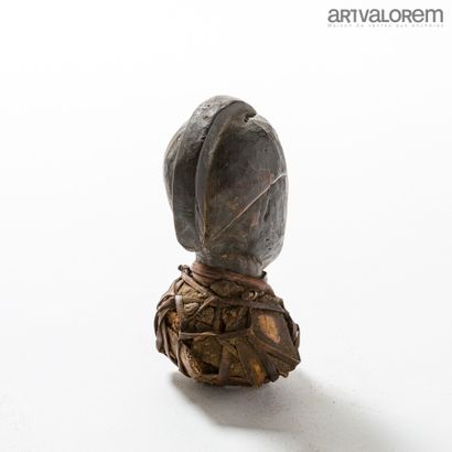 null Small FANG head (Gabon). Head buried in a reliquary made of leather and fibers....