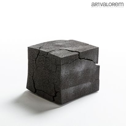  SERRA Joan (XX-XXIe) 
Cube en terre noire craquelée. 
Signé sur plaque inox. 
H....