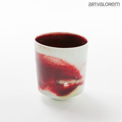 null HEDE Armel (born in 1955) 

Red and beige enamelled porcelain cup. 

Dated 99...