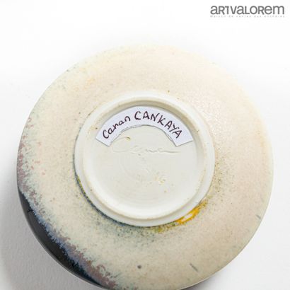 null CANKAYA Canon (né en 1979)

Petite coupe en porcelaine à décor émaillé polychrome...