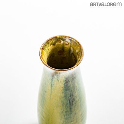 null AUGUSTE DELAHERCHE (1857-1940) 

Vase ovoïde étiré à col évasé en grès de réaction...