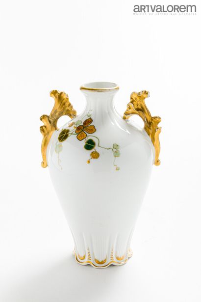 null MANUFACTURE VULTURY FRÈRES - LIMOGES 

Vase balustre à anses détachées en porcelaine...