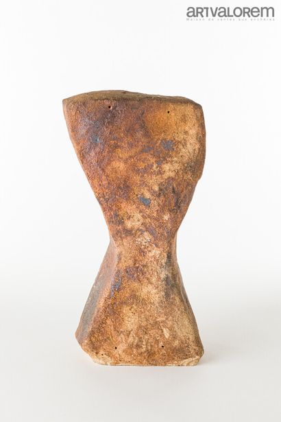 null BROSSARD Gérard (born in 1950)

Disymmetrical sculpture in natural stoneware...