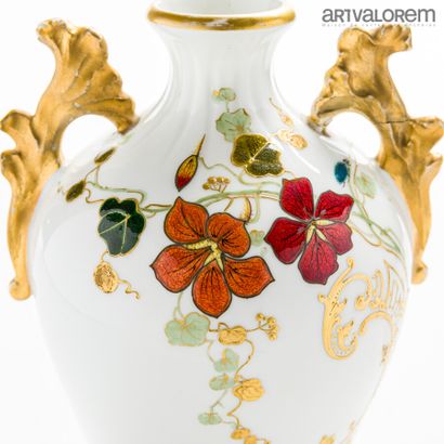 null MANUFACTURE VULTURY FRÈRES - LIMOGES 

Vase balustre à anses détachées en porcelaine...