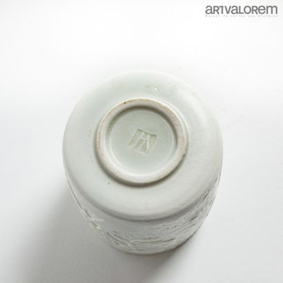 null HERMANS Valérie (born in 1959)

White enamelled porcelain tumbler with a rotating...