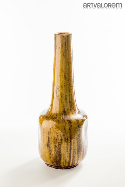 null PIERRE-ADRIEN DALPAYRAT (1844-1910) 

Important vase cylindrique sur talon en...
