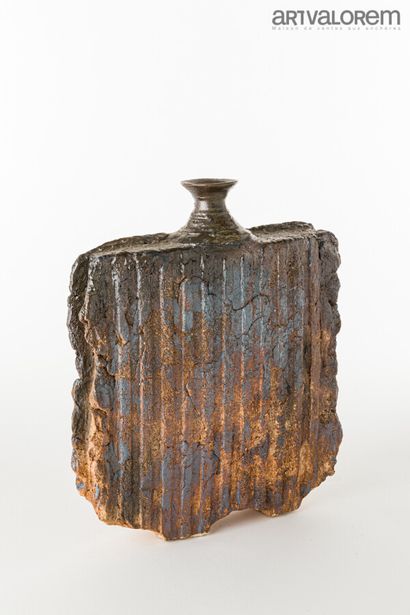  BROSSARD Gérard (né en 1950) 
Vase rectangulaire à col cintré reposant sur deux...