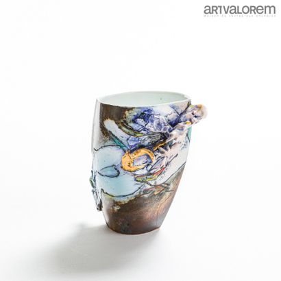  ROUCKA Eve (née en 1951) 
Vase ovoïde à deux arêtes en porcelaine à décor d'émaux...