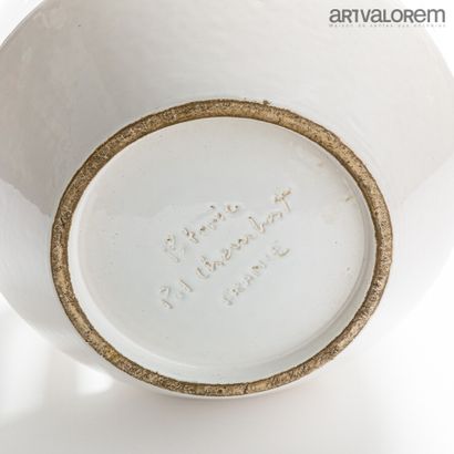 null POL CHAMBOST (1906-1983)

Vase cylindrique ajouré et base évasée en céramique...