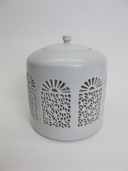 null GUERRIER Marie-Laure (née en 1955)

Boîte cylindrique en porcelaine émaillée...