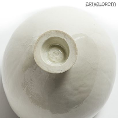  LECHNER Linde (XXe-XXIe) 
Coupe sur pied en porcelaine émaillée blanc, le bord déchiqueté...