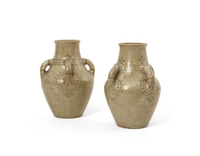 null AUGUSTE DELAHERCHE (1857-1940) 

Paire de vases en grès de forme balustre à...