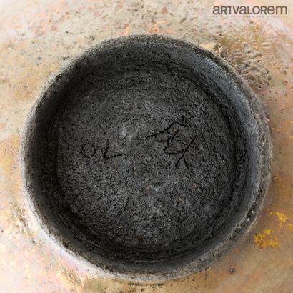 null KANNO Mami (20th-21st century)

Large raku stoneware bowl on heel with enamelled,...