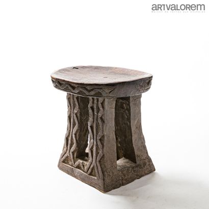 null Tabouret TIKAR (Cameroun) en bois monolithe sculpté en relief de zig zag.

40,5...