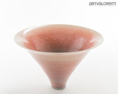 null GIREL Jean (né en 1947)

Importante coupe conique en porcelaine émaillée rose....