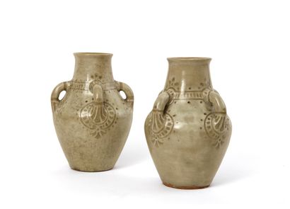 null AUGUSTE DELAHERCHE (1857-1940) 

Paire de vases en grès de forme balustre à...