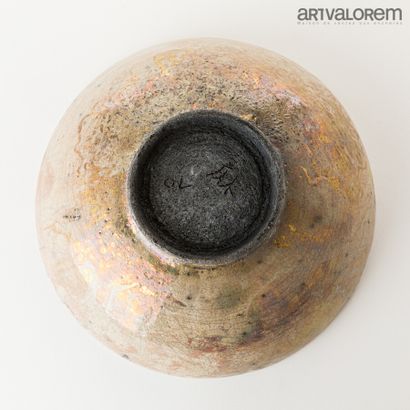 null KANNO Mami (20th-21st century)

Large raku stoneware bowl on heel with enamelled,...