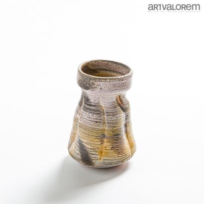 null ASTOUL Eric (né en 1954)

Vase de forme mouvementée à col bandeau en grès à...