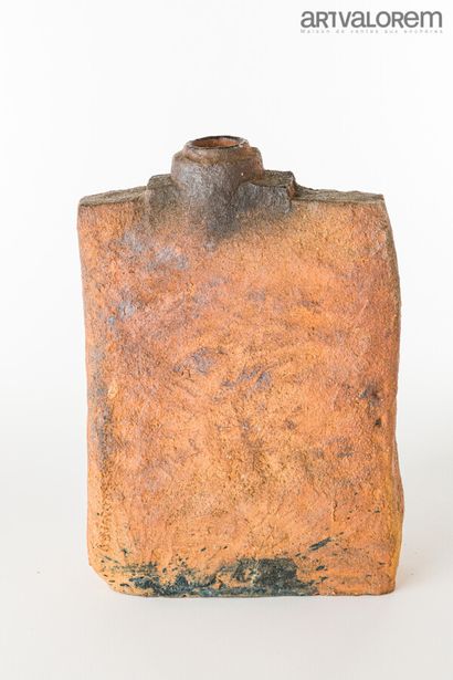 null BROSSARD Gérard (born in 1950)

Rectangular vase with long integrated neck in...