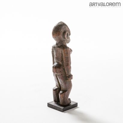 null LOBI (Burkina Faso).

Statuette anthropomorphe BATEBA en bois à arêtes saillantes.

H....