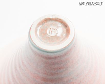 null GIREL Jean (né en 1947)

Importante coupe conique en porcelaine émaillée rose....