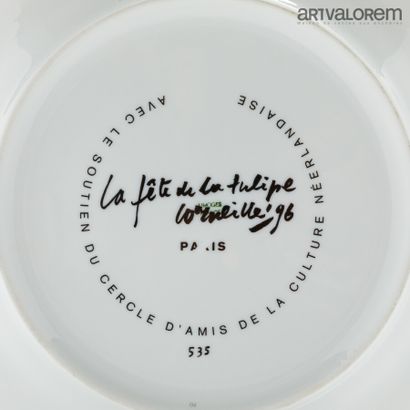 null CORNEILLE (1922-2010) - LIMOGES

" La fête de la tulipe ", Plat en porcelaine...