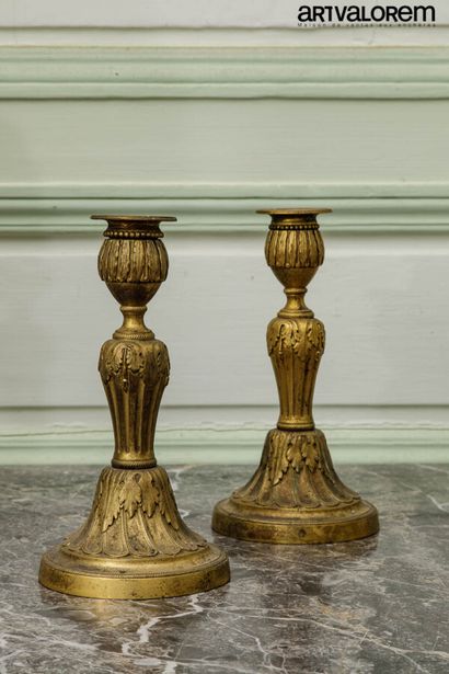 null Deux flambeaux de table en bronze doré sculpté de feuille d'acanthe, le fût...