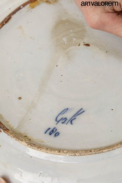 null DELFT, XVIIIème siècle

Plat circulaire en porcelaine à décor en camaïeu de...
