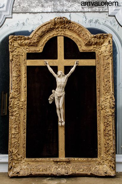 null Christ en ivoire représenté les yeux ouverts tournés vers le ciel, le périzonium...