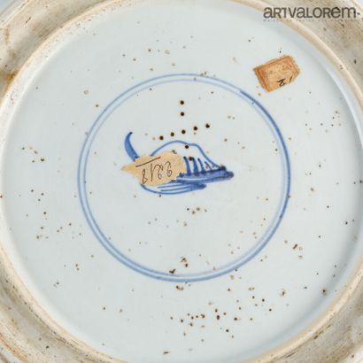 null CHINE, XVIIIème siècle, période Kangxi 

Plat en porcelaine à décor aux émaux...