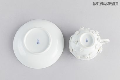 null MEISSEN

Tasse et sa sous-tasse en porcelaine à décor appliqué de fleurs, la...