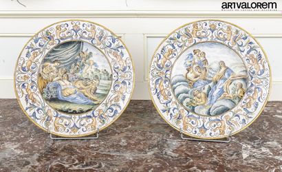 null URBINO, XIXème siècle

Paire de plats circulaires en faïence à décor polychrome...