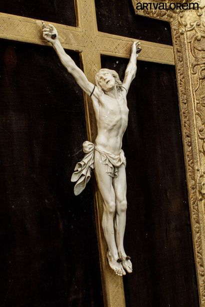 null Christ en ivoire représenté les yeux ouverts tournés vers le ciel, le périzonium...