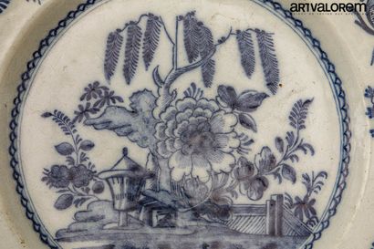 null DELFT, XVIIIème siècle

Plat circulaire en porcelaine à décor en camaïeu de...