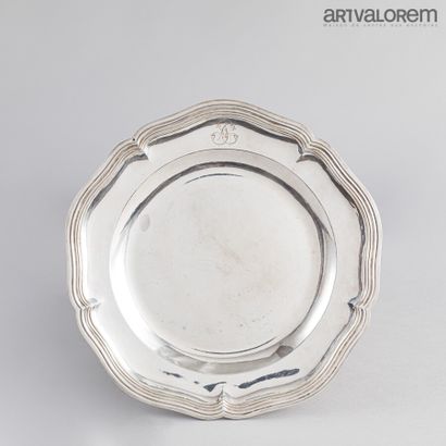 null Plat rond en argent 950°/°° à motifs de filets contours, l'aile chiffrée PC....