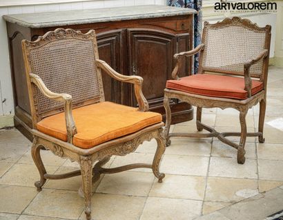 null Deux fauteuils cannés en bois naturel mouluré et sculpté de coquilles et rinceaux...