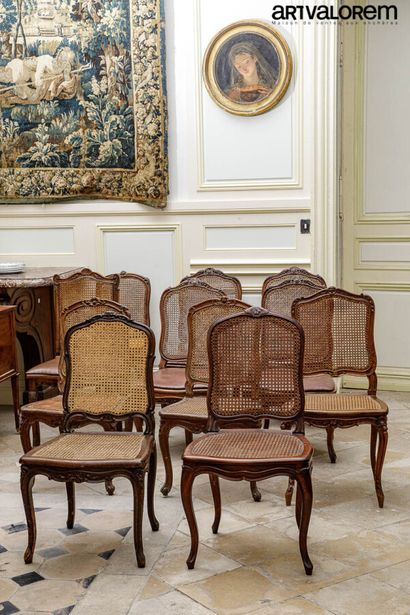null Réunion de douze chaises cannées en bois naturel teinté mouluré sculpté à décor...