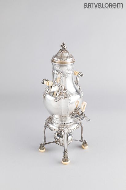 null Samovar en argent 950°/°° et ivoire à décor gravé de rocaille et de rinceaux...