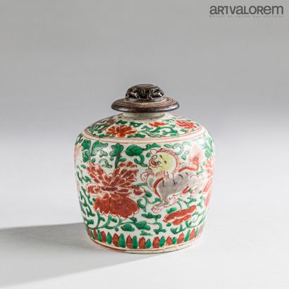 null CHINE, période transition XVIIème siècle 

Pot à gingembre en porcelaine à décor...